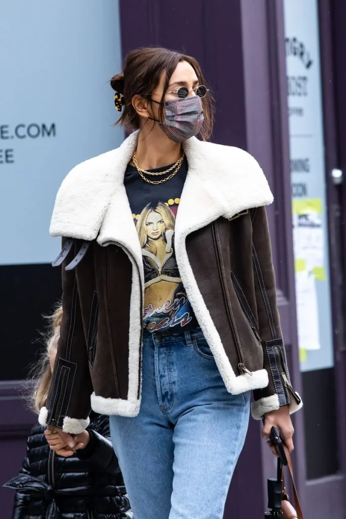 Shakira street style graphic tee 2026