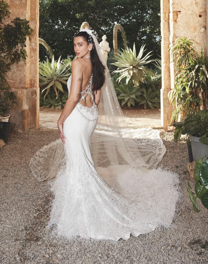 Dua Lipa Chanel Sicily Wedding Gown 2026 — 480,000 Beads, 25,000 Feathers, and Every Detail Dua Lipa Chanel wedding gown 2026 Sicily
