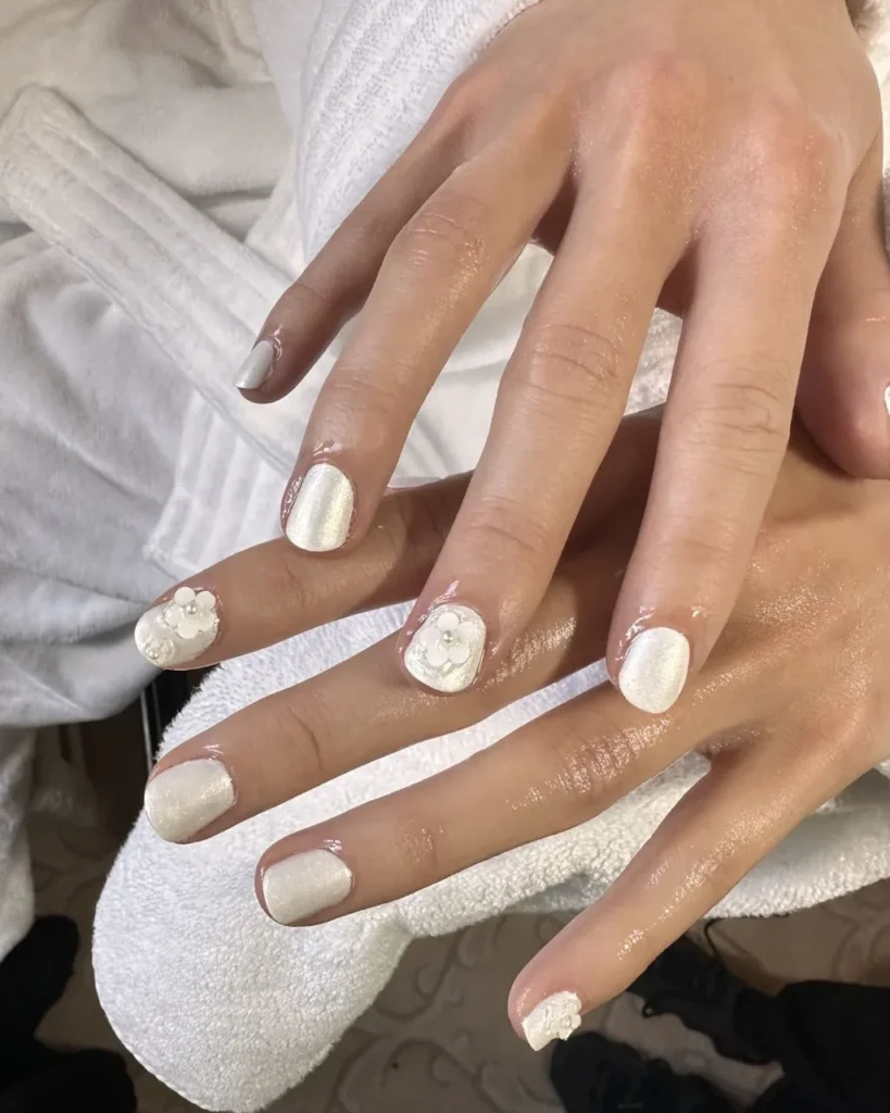 Celebrity Nail Trends 2026 — Mother of Pearl, Dipped Nails and Every Look From the Red Carpet Laufey Met Gala 2026 Nails