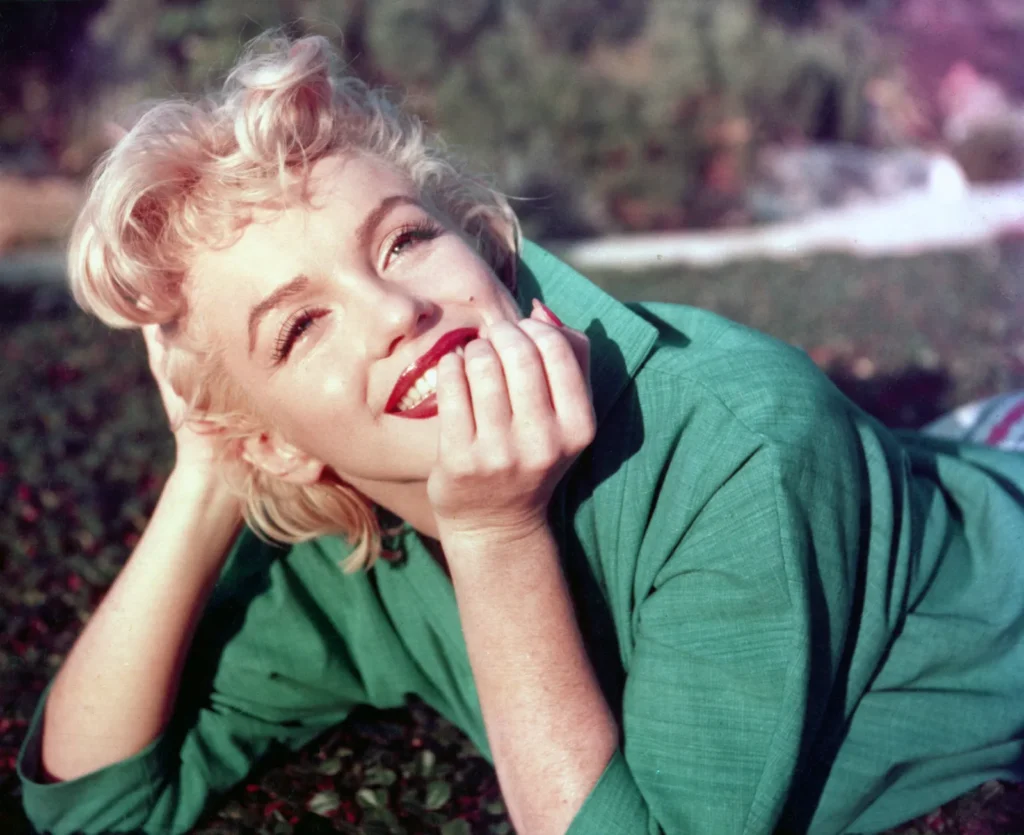 Marilyn Monroe Beauty Look 2026 — The Complete Old Hollywood Makeup and Hair Guide The Eyes — Subtle Winged Liner and Mascara