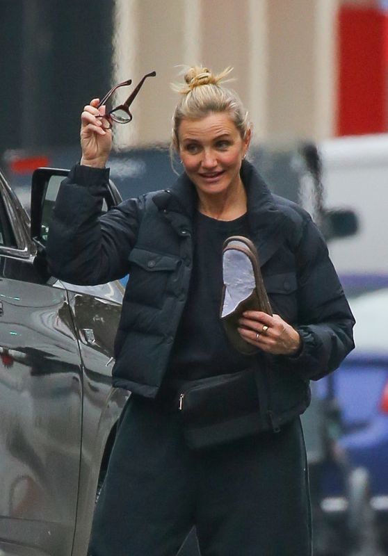 How to Dress Like Cameron Diaz 2026 — Her Complete Celebrity Style Guide cameron-diaz-off duty pic