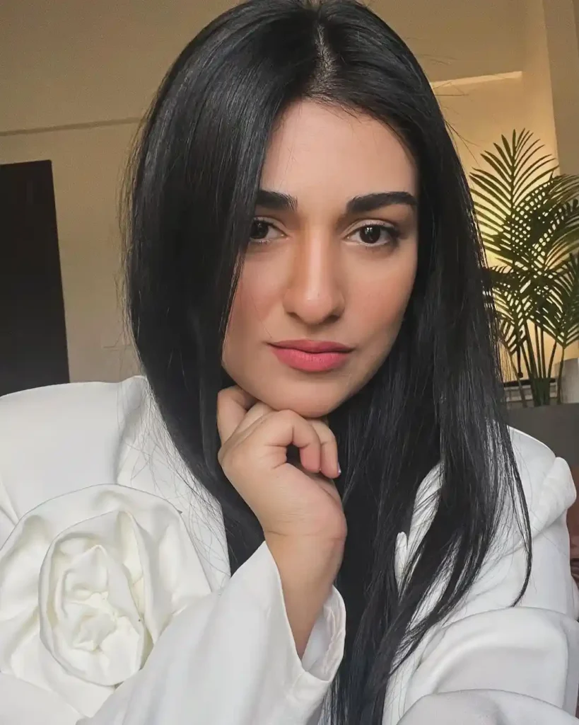 Sarah Khan, Husband, Age, Sister, Net Worth