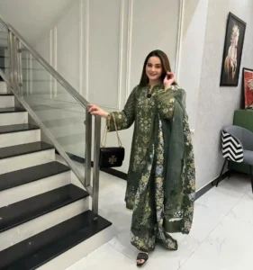 Aiman Khan Height in feet
